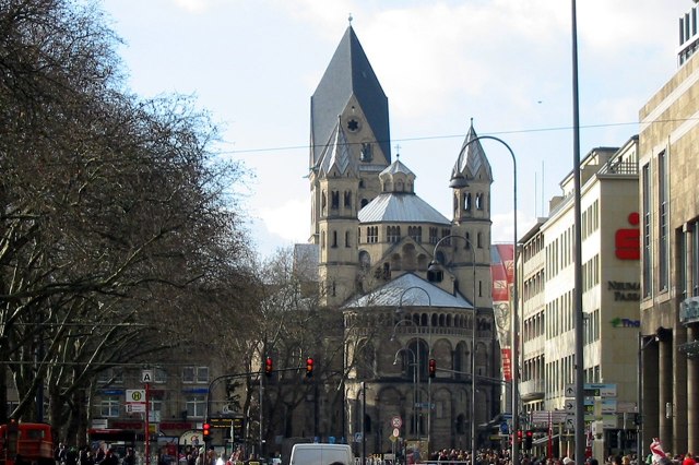 De Apostelenkerk gezien vanaf de drukke Neumarkt