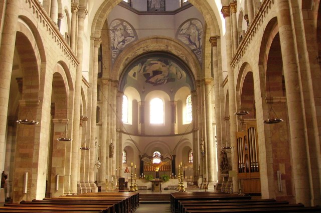 Het interieur van de Apostelenkerk van Keulen